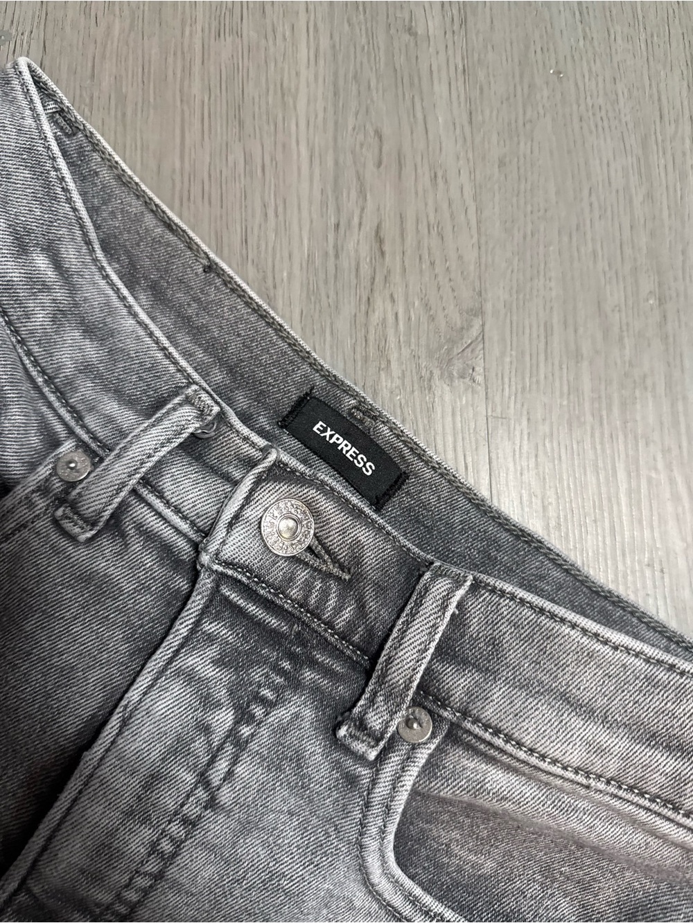 •EXPRESS• HIGH RISE BERMUDA DENIM SHORTS - Picture 3 of 6